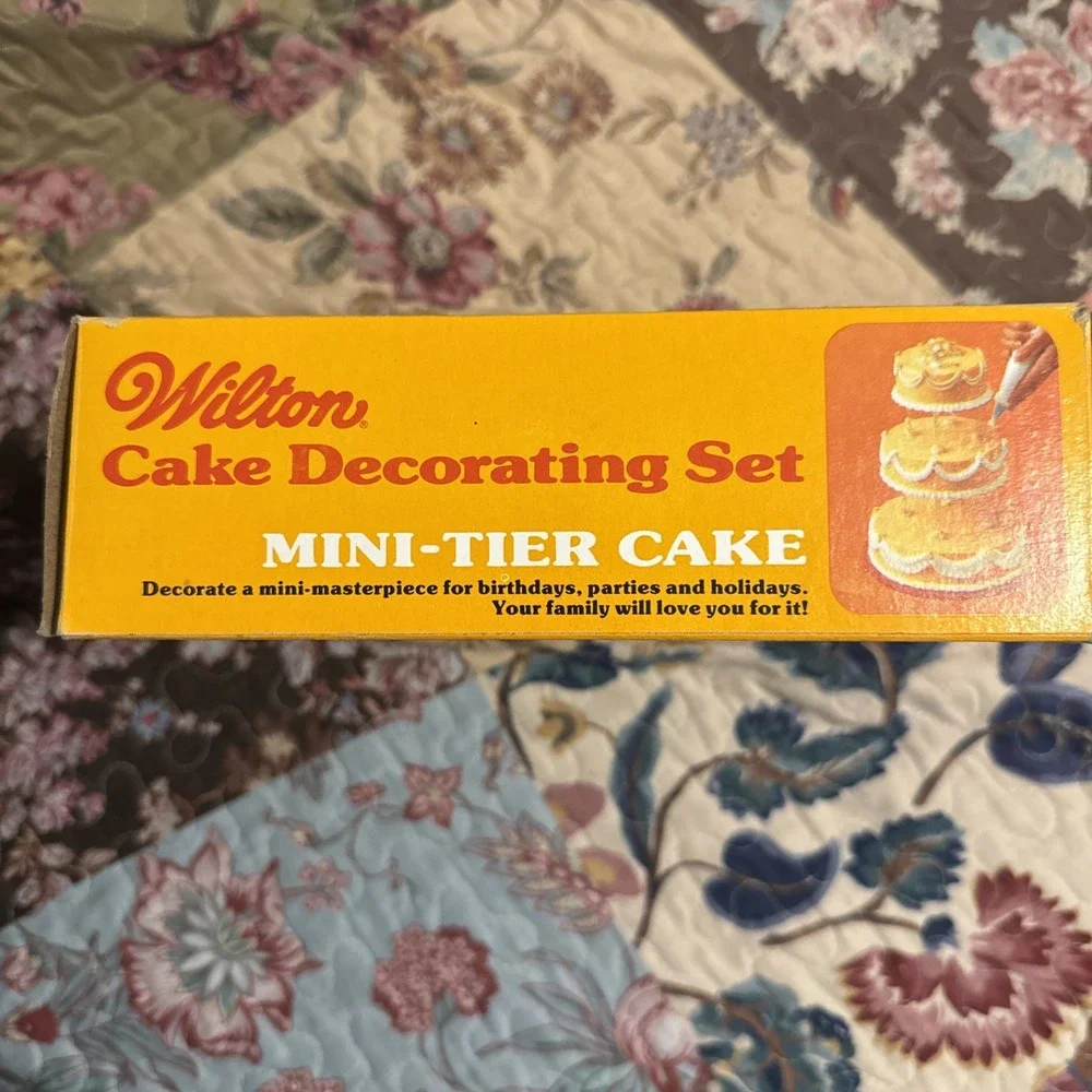 Vtg Wilton Cake Decorating Set READ